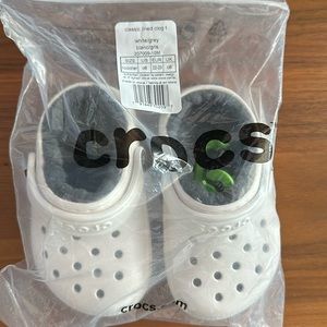 NWT WHITE FUR LINED CROCS SIZE 6C
